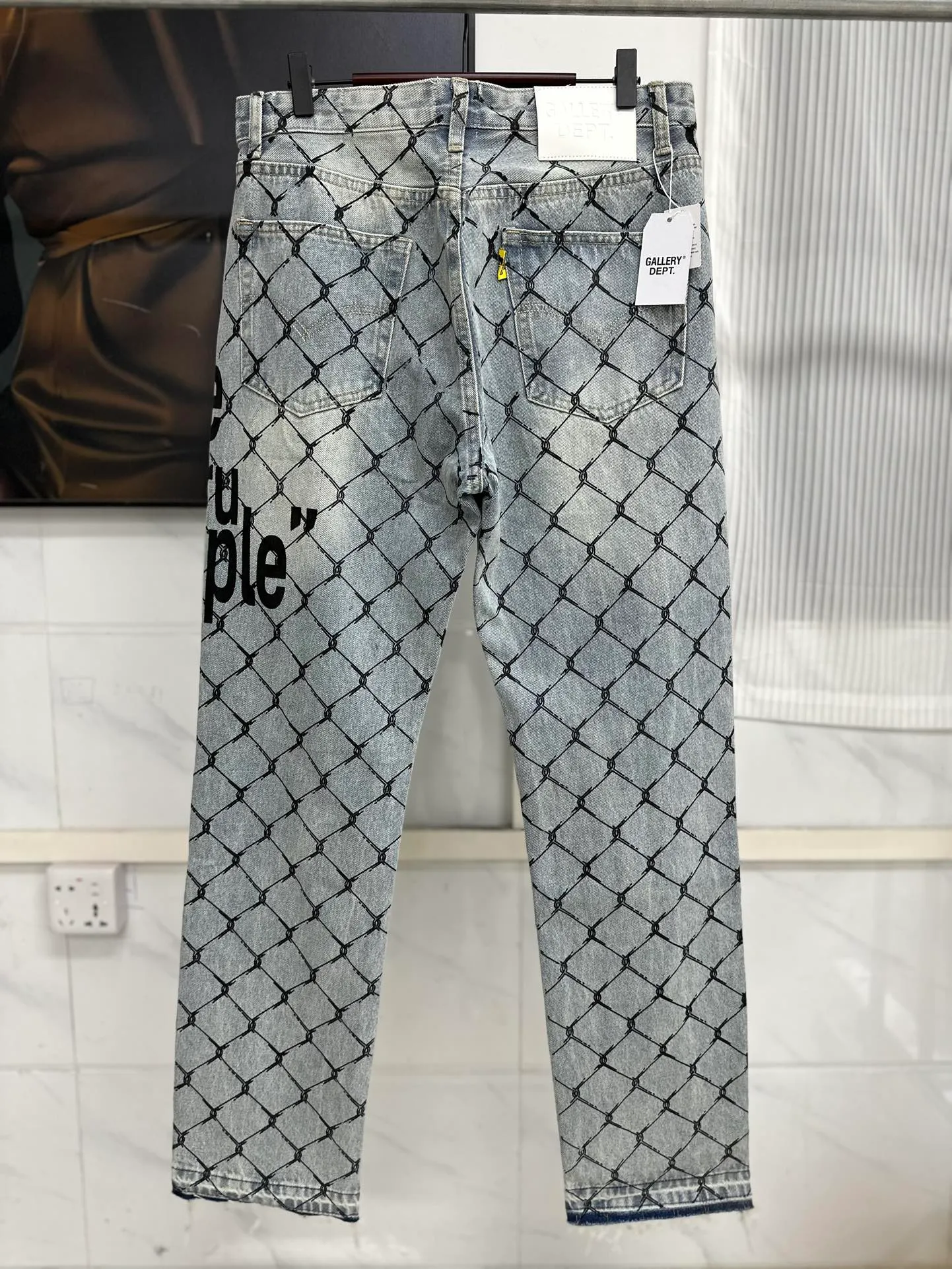 #8114 P240💰 GALLERY DEPT. Barbed wire letter printed denim washed and distressed spliced jeans - Original purchase and pattern making to truly restore the ultimate vintage texture - Original hardware accessories, washed and other elevators, QR code analysis are all purchased from the original factory, high degree of restoration, you are welcome to compare with a certain product~ - Three-dimensional version Loose and comfortable, not picky about the figure, taller and slimmer, factory Seiko, original factory quality control, same style for men and women, can be matched with couples, versatile recommendation Essential jeans for all seasons Color: Blue Size: S-XXL (28-36)
